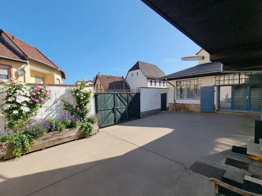 Innenhof-Visualisiert Mehrfamilienhaus Wallertheim