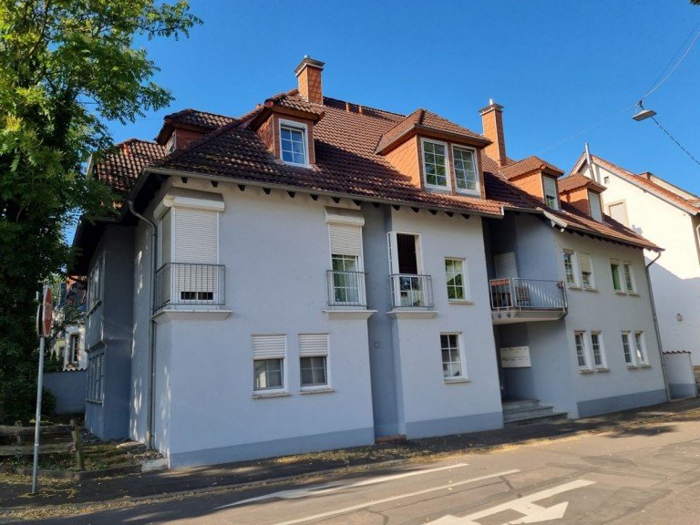 Haus Stra�enansicht Alzey Wohnung Stilvoll wohnen im Herzen Alzeys: 3-Zimmer-Idylle mit Balkon, Fernblick & Schlossn�he