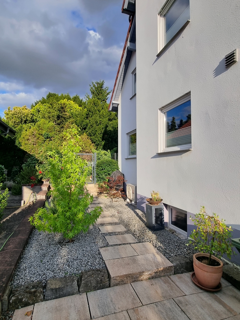Weg zum Garten Doppelhaush�lfte Bechtheim