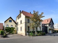Stra�enansicht WE-Nr. 2: Renovierte 3-Zimmer-Etagenwohnung (1.OG) mit PKW-Au�enstallplatz