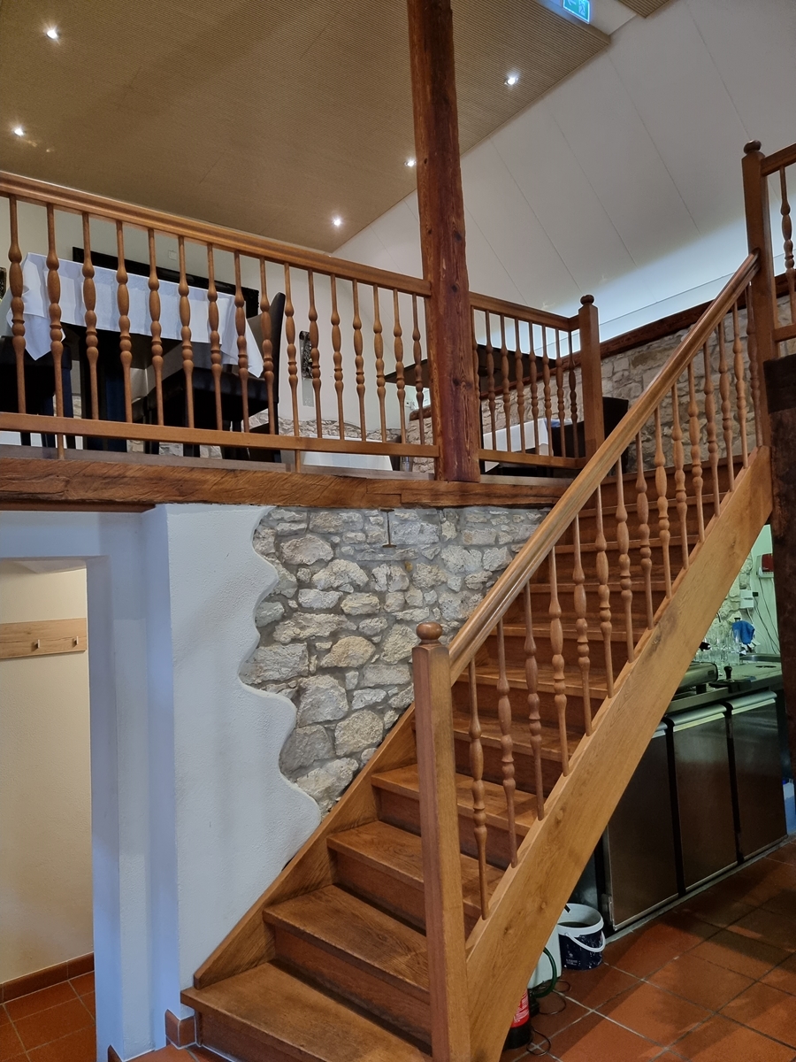 Holztreppe zum G�stebereich Haus W�rrstadt-Rommersheim