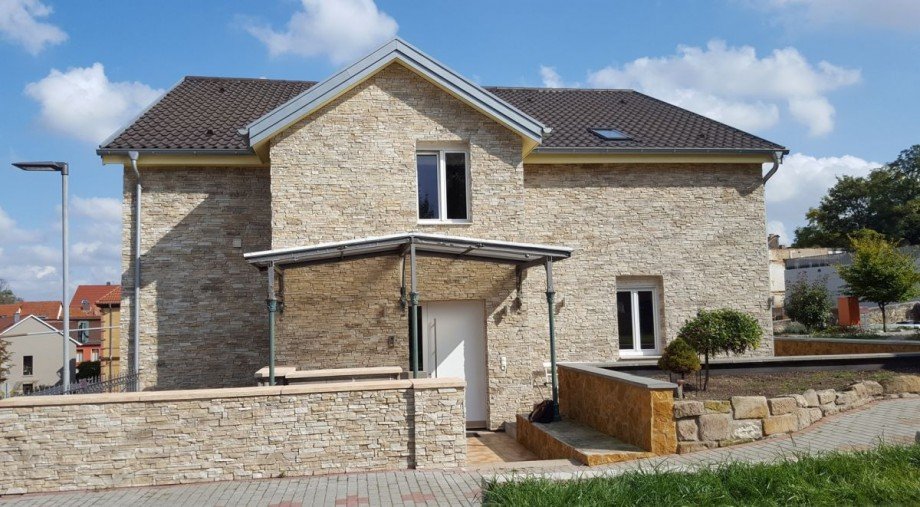 Hauseingang und Terrassenseite Zweifamilienhaus Alzey