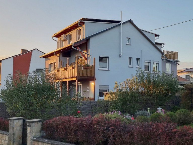 Hausansicht S�d Ostseite Erbes-B�desheim Dachgeschosswohnung Klein und fein mit freiem Blick bis in die Sterne!