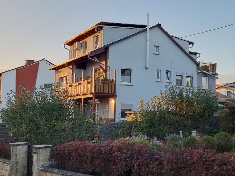 Hausansicht S�d Ostseite Dachgeschosswohnung Erbes-B�desheim