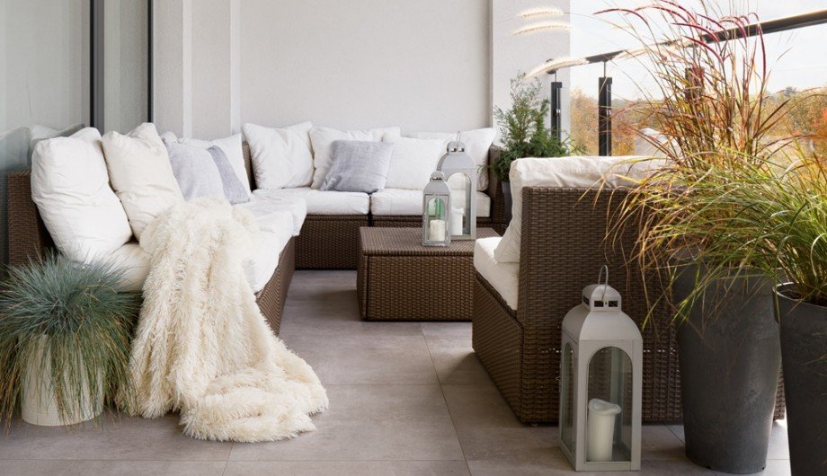 Balkon mit Sitzecke - Musterbild Wohnung Gau-Odernheim