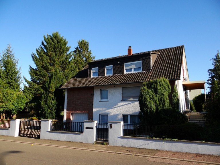 Haus-Stra�enansicht Alzey Zweifamilienhaus Alzeyer-West-Stadtrandlage! Der Traum jeder Familie die sich viel Platz w�nscht!