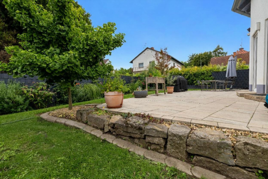 Terrasse und Garten Doppelhaush�lfte Bechtheim