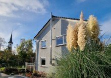 Hausansicht, Stra�enseite Einladend und Gem�tlich: Hier beginnt Ihr neues Kapitel des Wohlf�hlens!