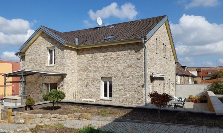 Hauseingang und Terrassenseite Alzey Zweifamilienhaus Einfach das Besondere! Ein charmantes Stadthaus mit den zwei Gesichtern und vielen Extras!