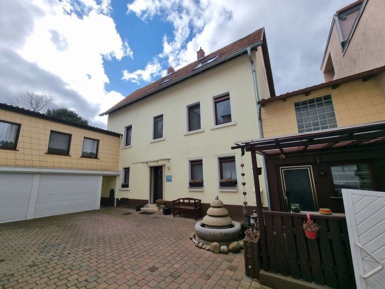 Haus Hofansicht Esselborn Einfamilienhaus Verstecktes Kleinod in zweiter Reihe mit vielen Facetten, Ruhe und Gelassenheit!