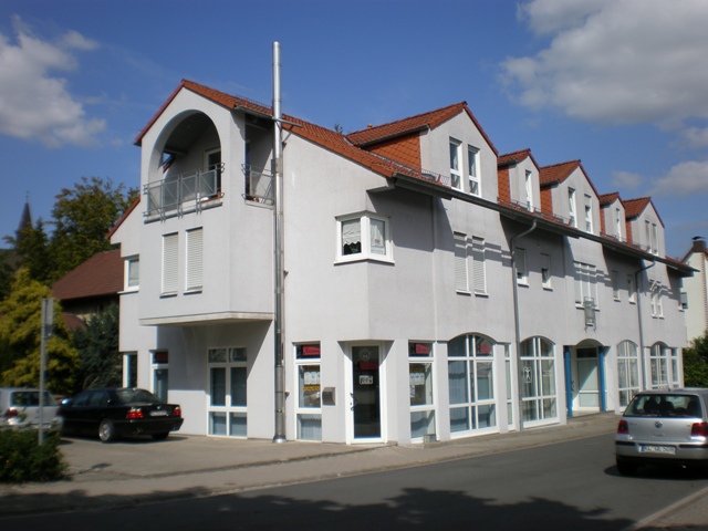 Hausau�enansicht Ramstein Dachgeschosswohnung Niveauvolle, helle, gut geschnittene 3-Zimmerwohnung mit S�d-West Balkon und PKW - Stellplatz!