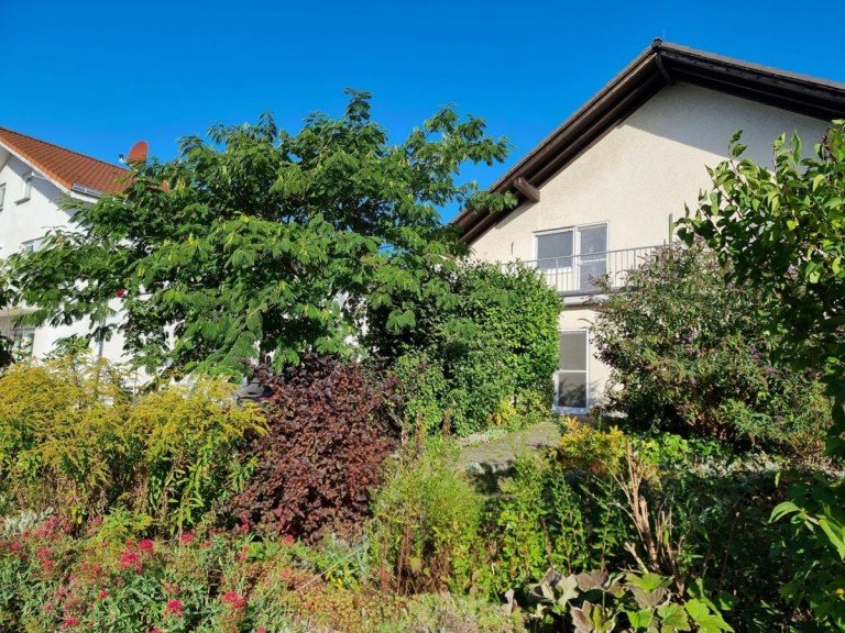 Haus Stra�enansicht Albig Haus Feldrandlage - charmante Doppelhaush�lfte mit Balkon, Terrasse, Garten und Garage!