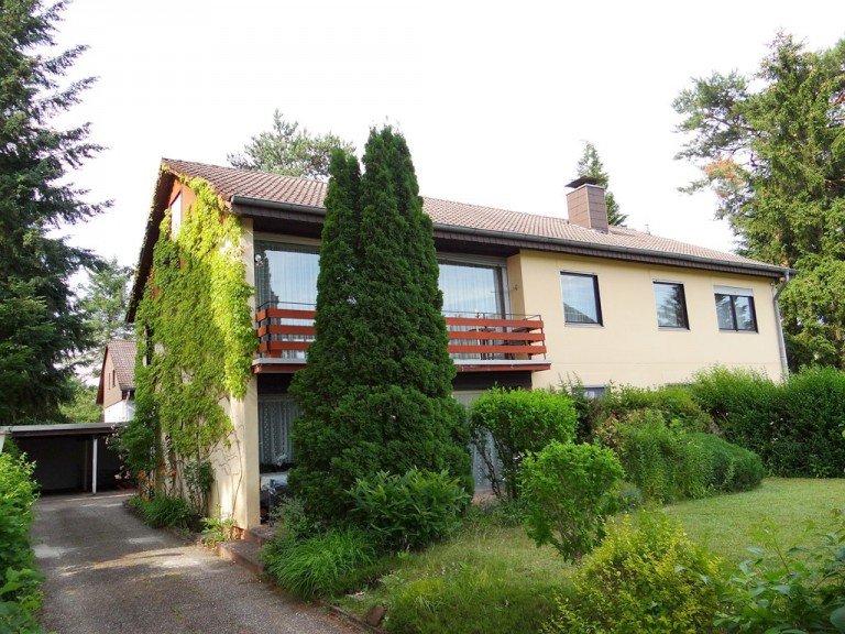 Hausansicht Kaiserslautern Einfamilienhaus Ein sch�nes Zuhause f�r die gro�e Familie auf einem �ppigen Erbpacht-Grundst�ck!