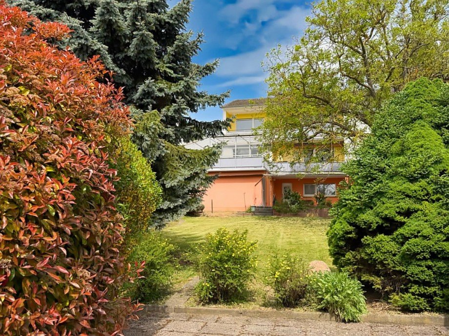 Garten-Hausansicht Zweifamilienhaus 