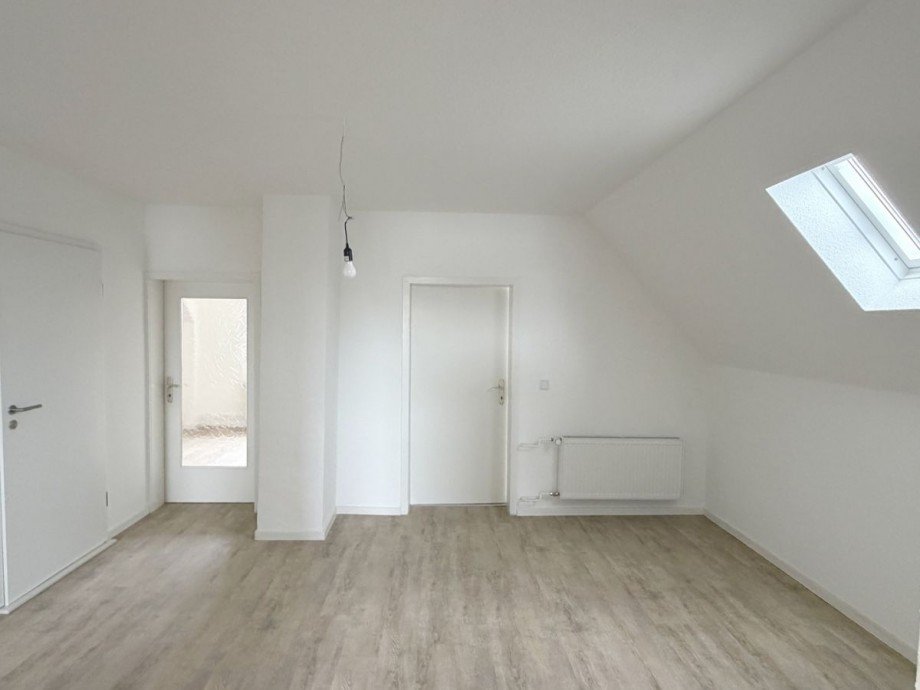 WHG Nr. 3, Wohn und Esszimmer Dachgeschosswohnung Erbes-B�desheim