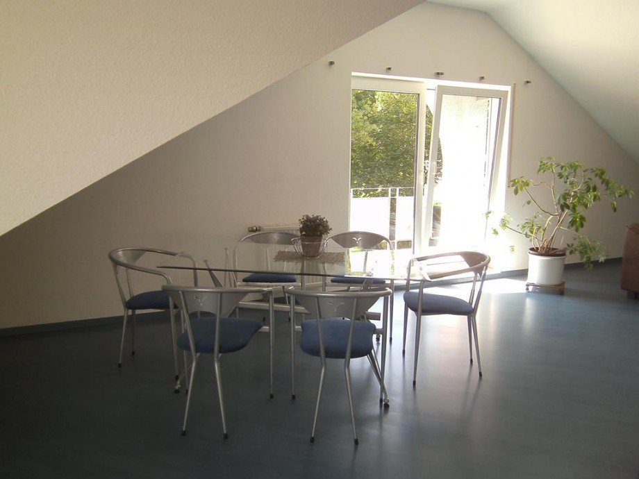 Wohn- und Esszimmer mit integr. K�che Dachgeschosswohnung Ramstein