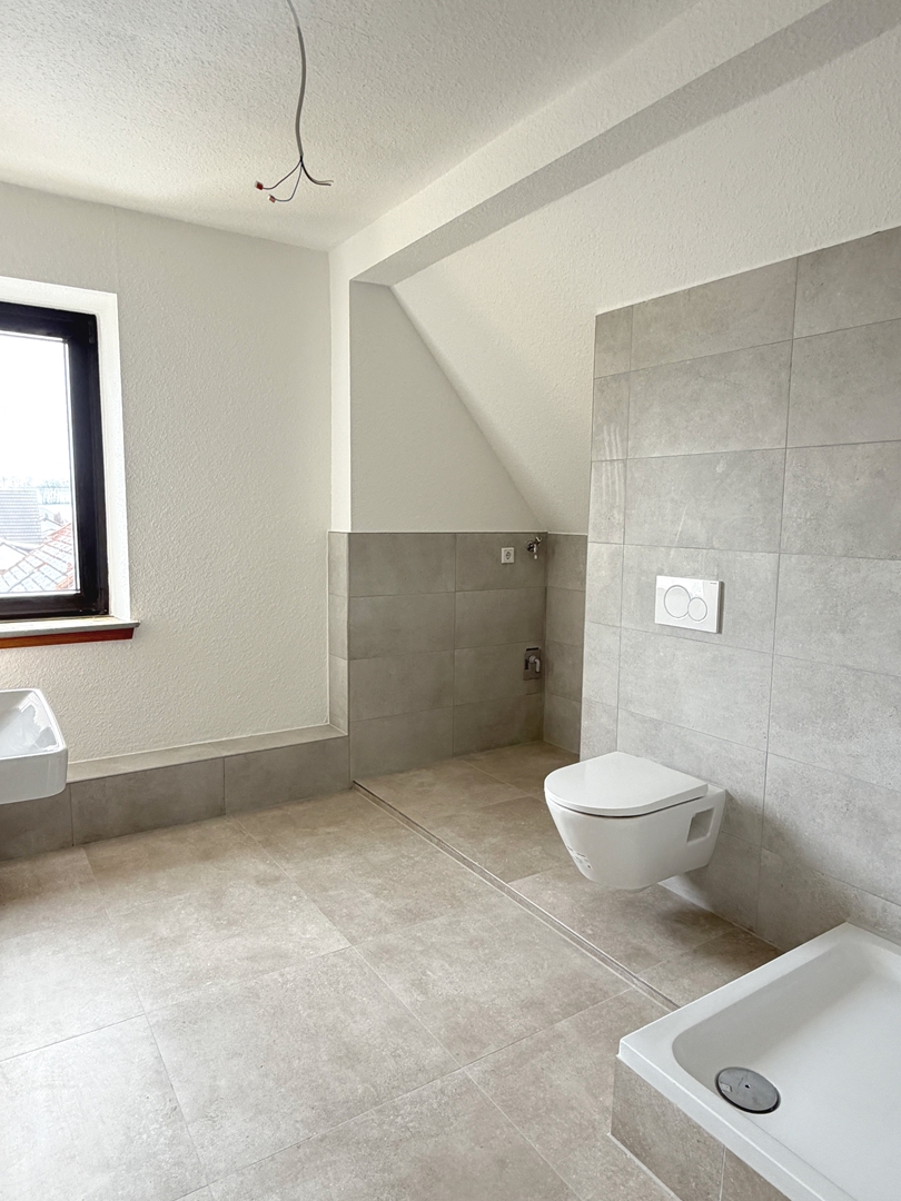 WHG Nr. 3, Duschbad Dachgeschosswohnung Erbes-B�desheim