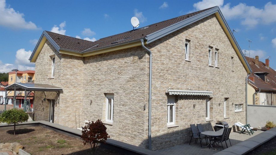 Hauseingang und Terrassenseite Zweifamilienhaus Alzey