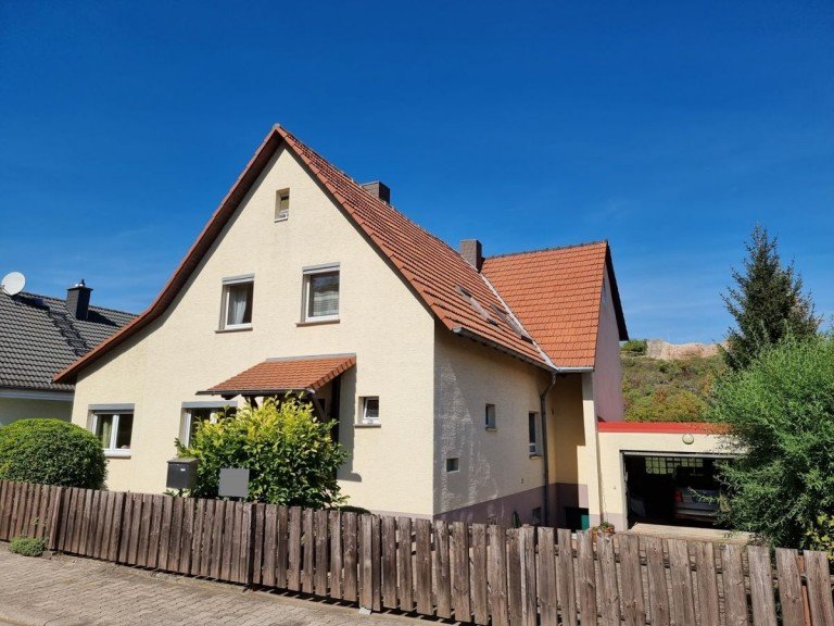 Stra�enansicht Bolanden Haus Viel Platz und viele Nutzungsm�glichkeiten suchen flei�ige H�nde und innovative Ideen!