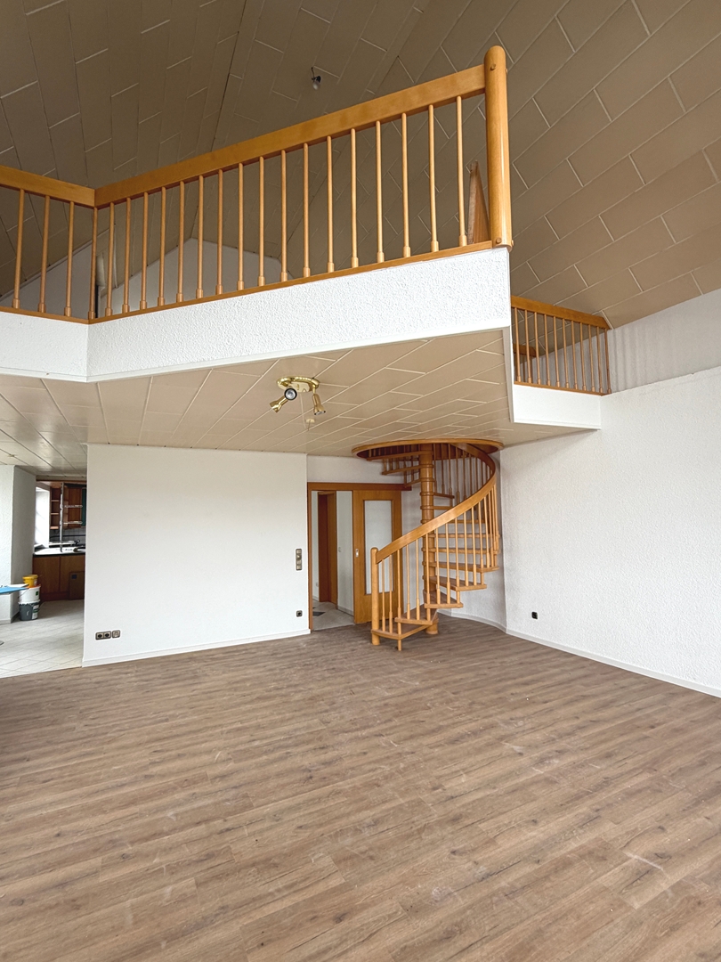 WHG Nr. 10, Wohnzimmer mit Galerie Maisonettewohnung Erbes-B�desheim