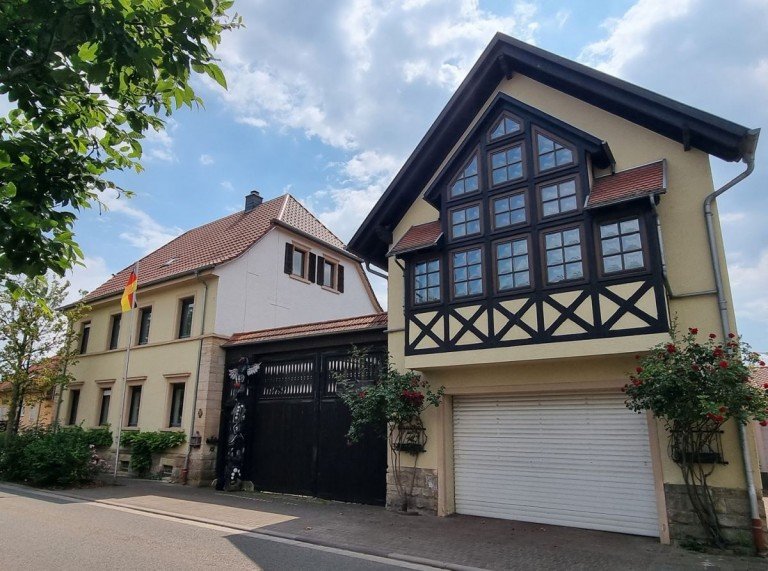 Stra�enansicht Erbes-B�desheim Maisonettewohnung Stilvolle Maisonettewohnung mit Doppelgarage im charmanten Vier-Geb�ude-Ensemble mit Innenhof!
