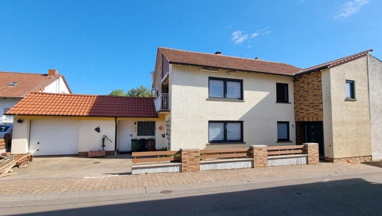 Hausansicht, Stra�enseite Morschheim Haus Modernisiert und zukunftsf�hig: Ein Haus mit Charakter und Potenzial!