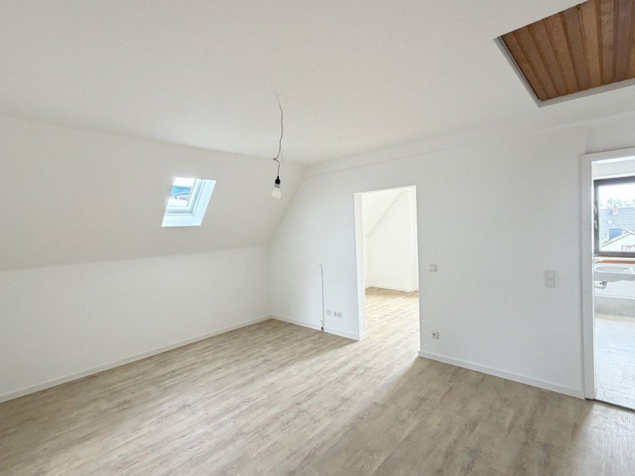 WHG Nr. 3, Wohn- und Esszimmer Dachgeschosswohnung Erbes-B�desheim