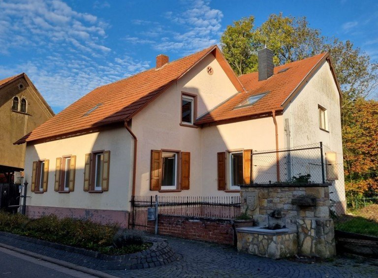 Hausansicht Stra�enseite Freimersheim Erdgeschosswohnung Erstbezug nach Sanierung � Historisches Flair trifft moderne Ausstattung!