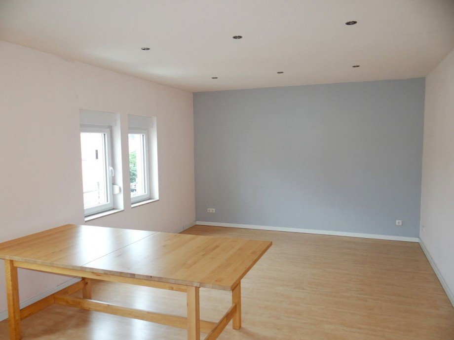 Wohn- und Esszimmer m. integr. K�che DG Zweifamilienhaus Alzey