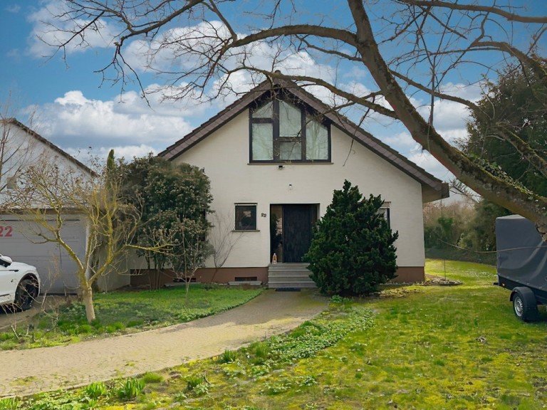 Stra�enansicht - Einfahrt Alzey Einfamilienhaus Gr�ne Wohnoase am Stadtrand mit Raum f�r Individualit�t!