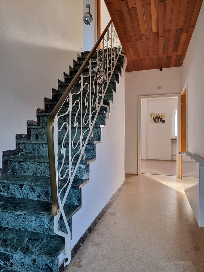 Flur II, Treppe zum OG Einfamilienhaus Alzey-Weinheim